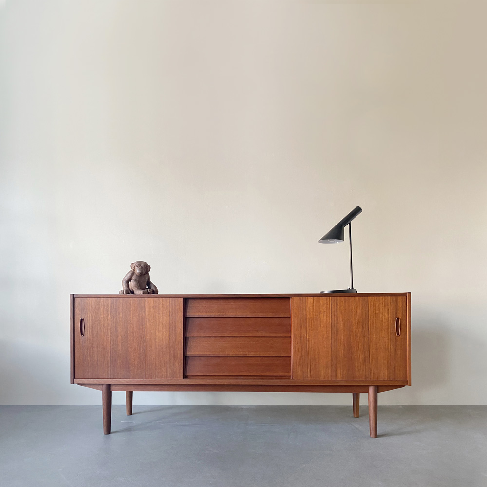サイドボードNils Jonsson デザイン Teak Sideboard Nils Jonsson - DesignKlassiker Berlin