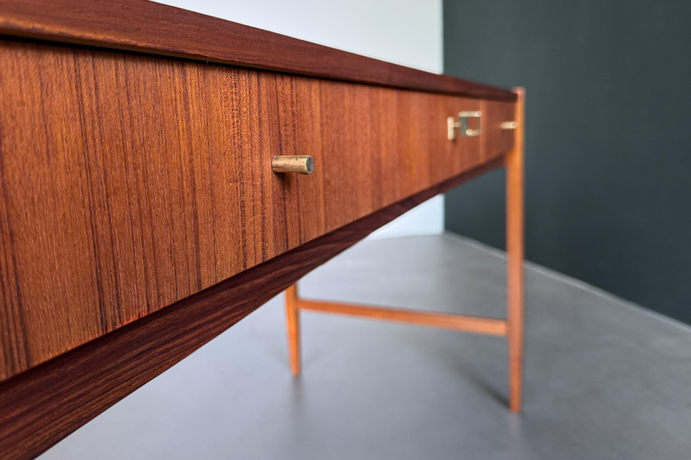 1960 schreibtisch Teakholz Messing