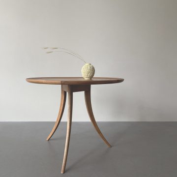 Runder Nussbaum-Beistelltisch, Schöttle