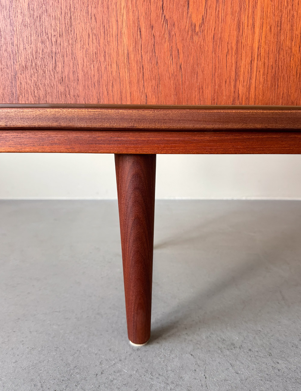 teak sideboard konische beine