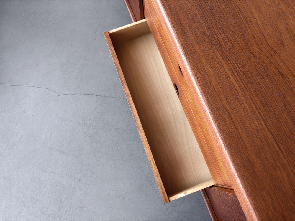 Sideboard Teakholz mit Schiebetüren und Schubladen