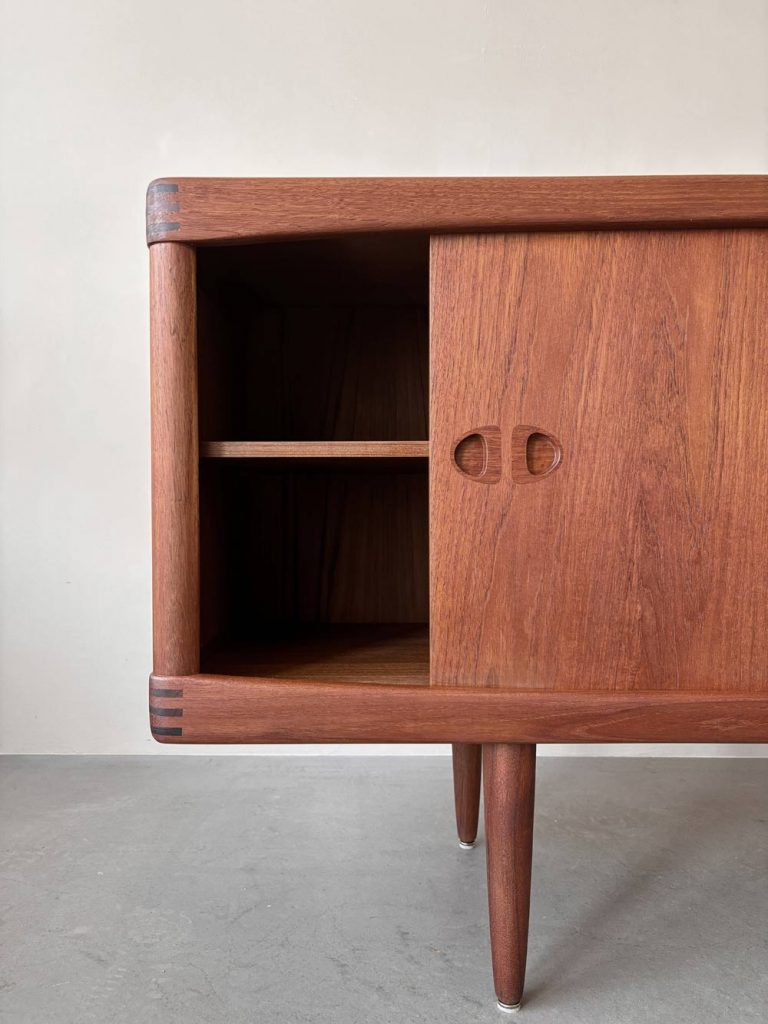 Sideboard Teakholz mit Schiebetüren und Schubladen