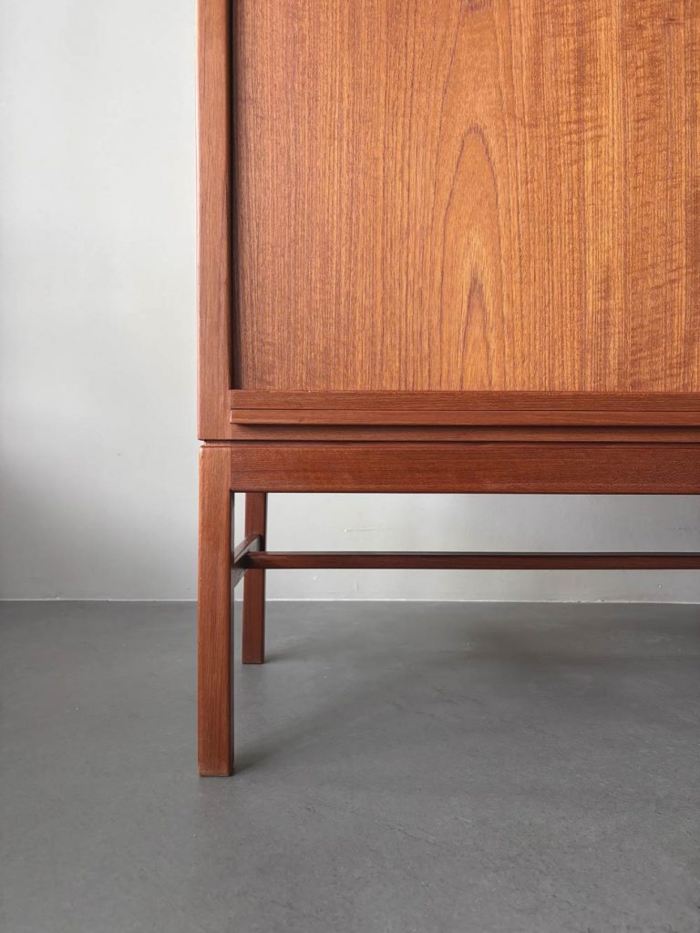 Østervig Sideboard mit Schiebetüren und Schubladen