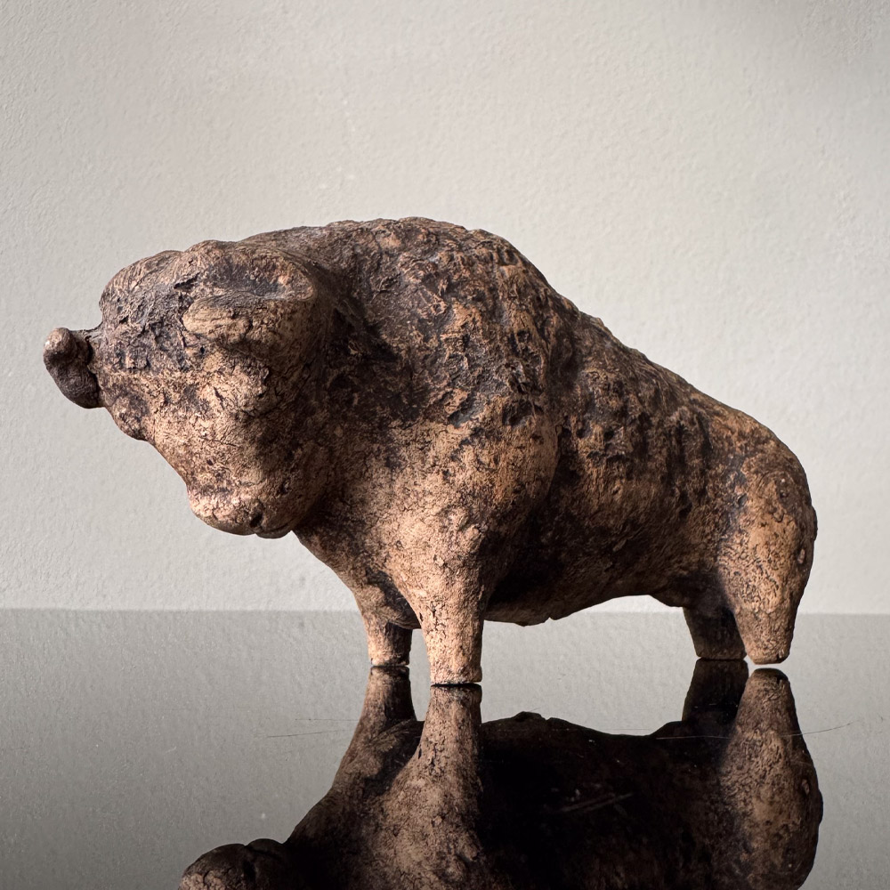 Handgearbeitete Keramikskulptur Kunstobjekt Bulle
