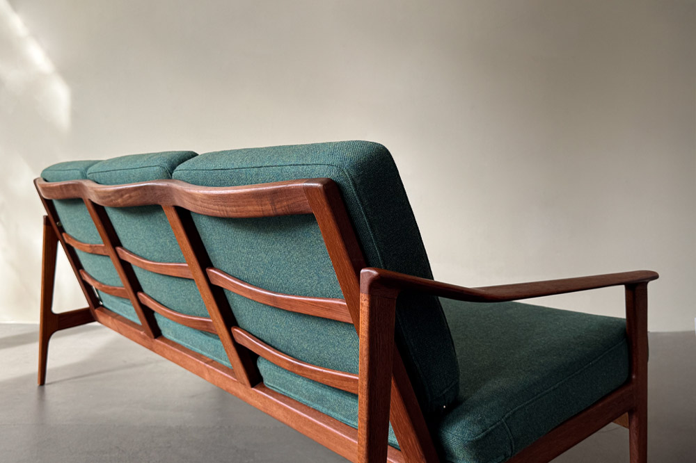 Rückenansicht Teakgestell Vodder Sofa