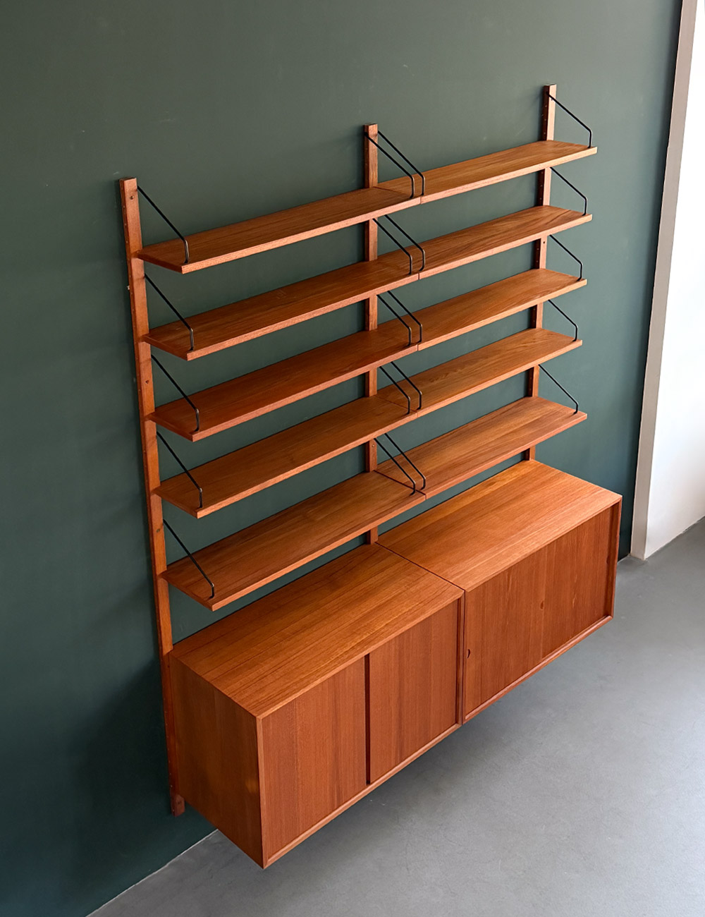 Poul Cadovius Regalsystem im restaurierten Originalzustand.