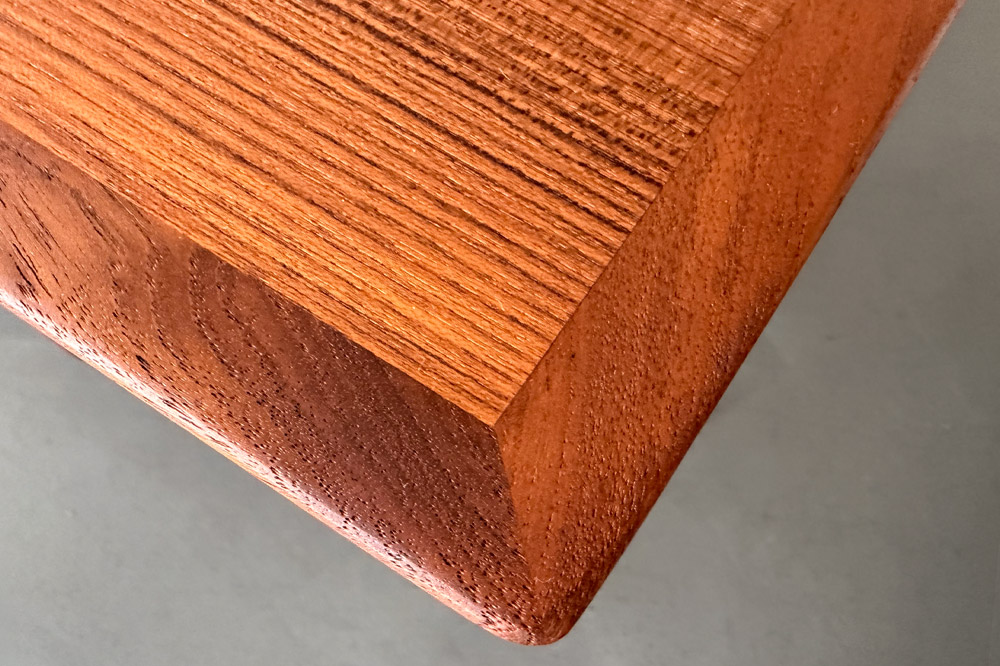 Dänischer Teak Esstisch quadratisch mit Teakholzdetails